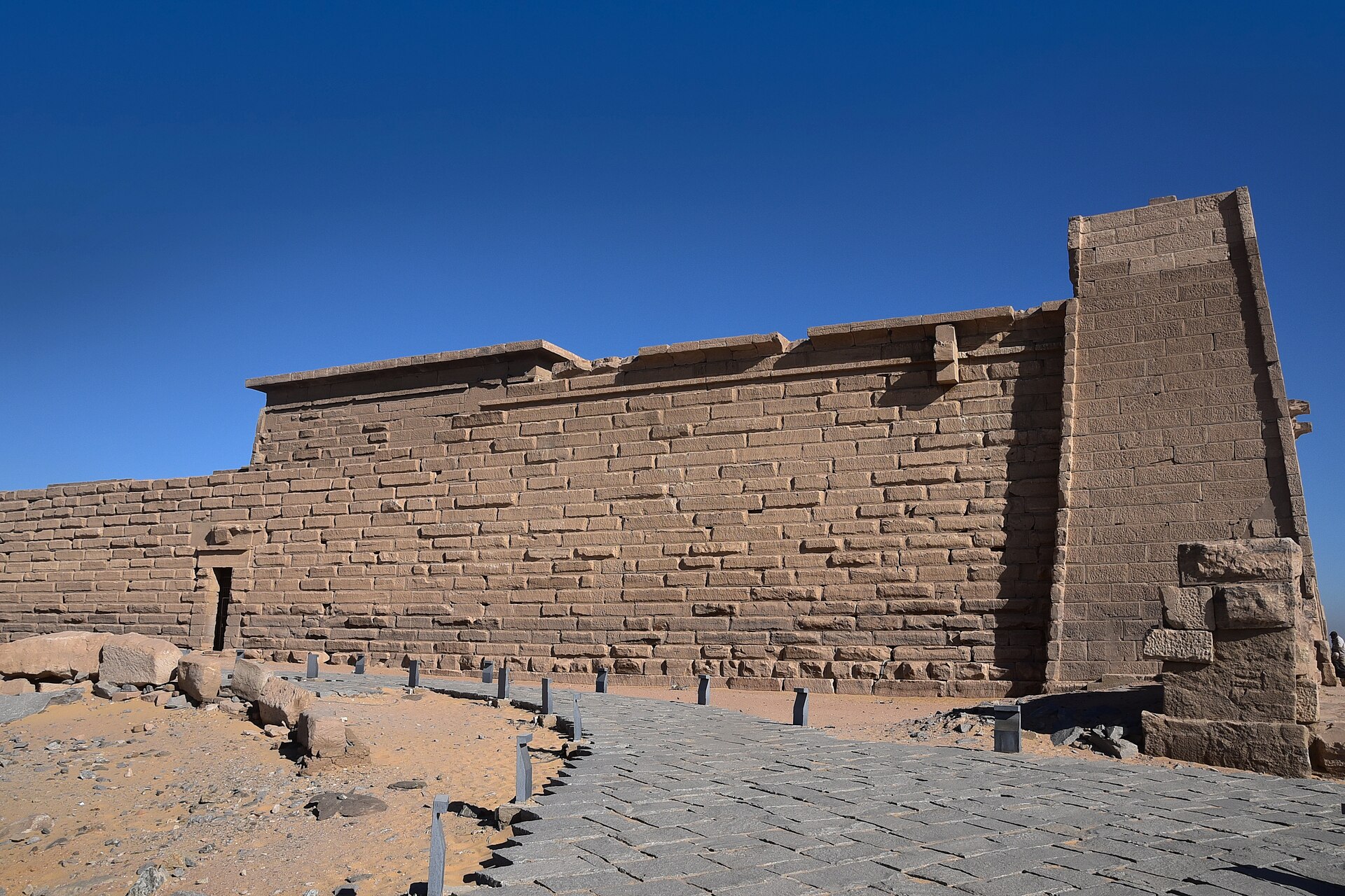 Lake Nasser cruise, Aswan to Abu Simbel